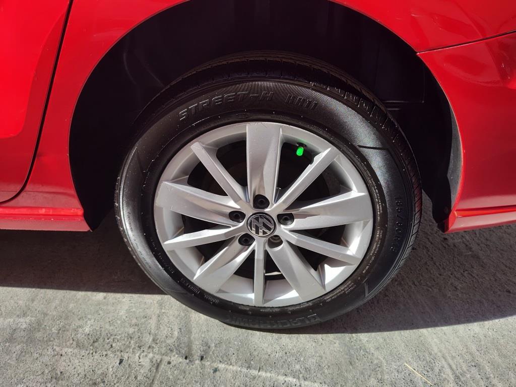 
Volkswagen VENTO HIGHLINE Aut 2017 full									