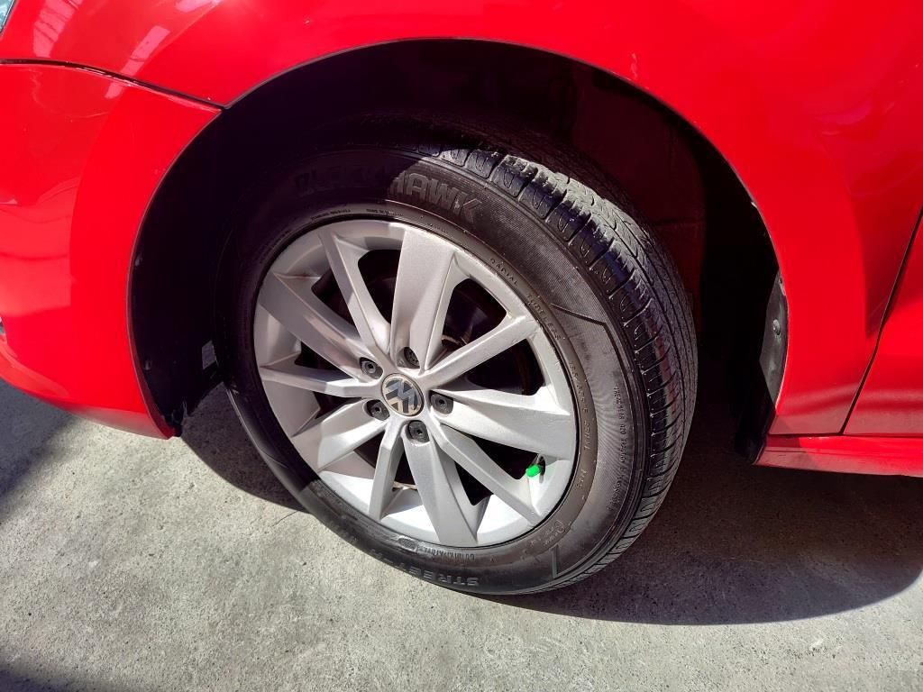 
Volkswagen VENTO HIGHLINE Aut 2017 full									