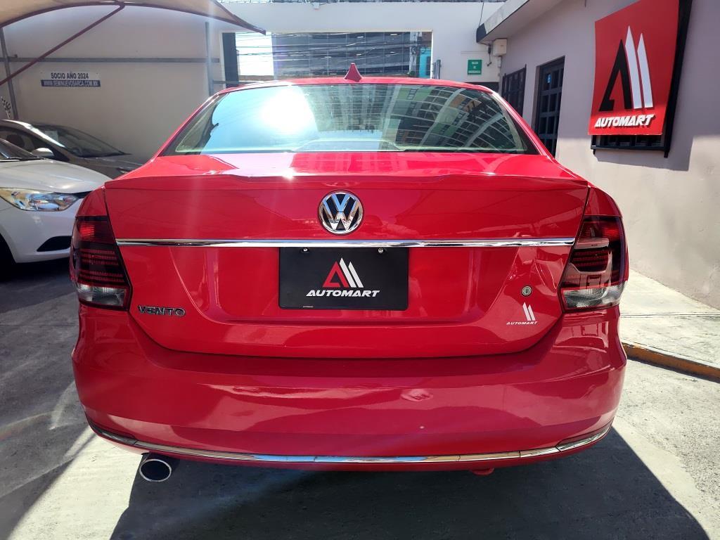 
Volkswagen VENTO HIGHLINE Aut 2017 full									